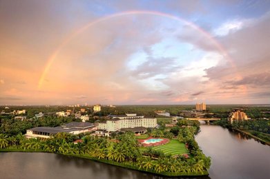 Le Meridien Kochi Near ochi South Railway Station, the hotel is also a 90-minute drive to Cochin International Airport. Abad Nucleus Shopping Mall is just 5 km away.