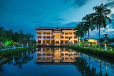 Crowne Plaza Kochi, an IHG Hotel Kochi is 2.5 km from Marine Drive and 7 km from Ernakulam Railway Junction.