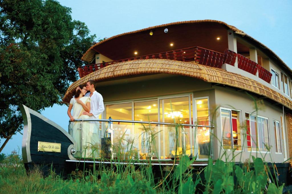 Indiavacationz Houseboats Near  Kochi International Airport